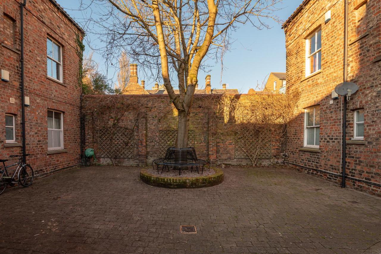 The Old Coach House Apartment York Exterior foto