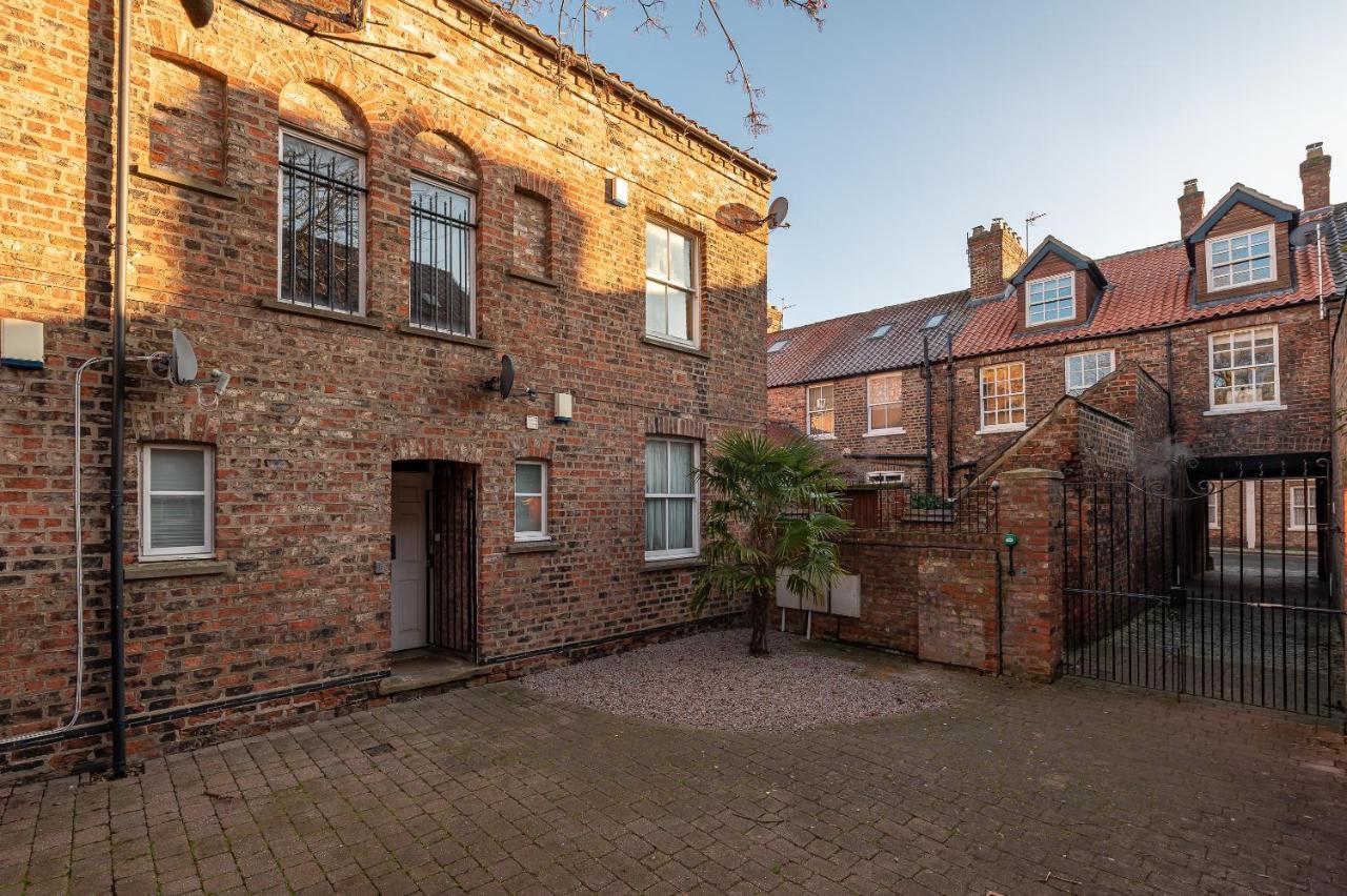 The Old Coach House Apartment York Exterior foto